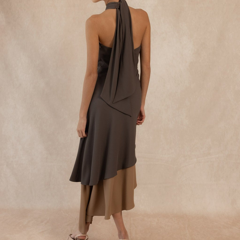 Vestido midi asimétrico con cuello halter