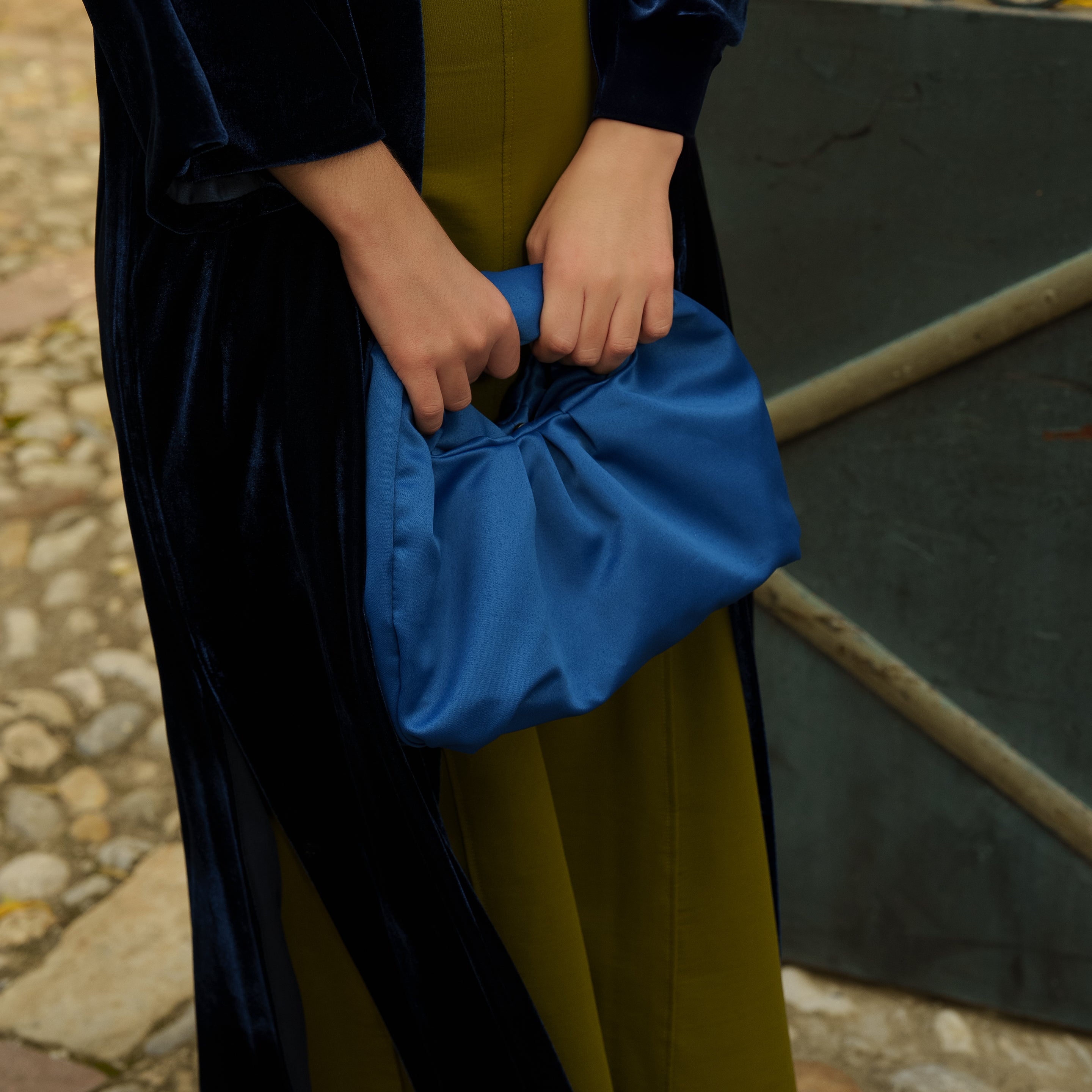 Bolso satinado azul cielo