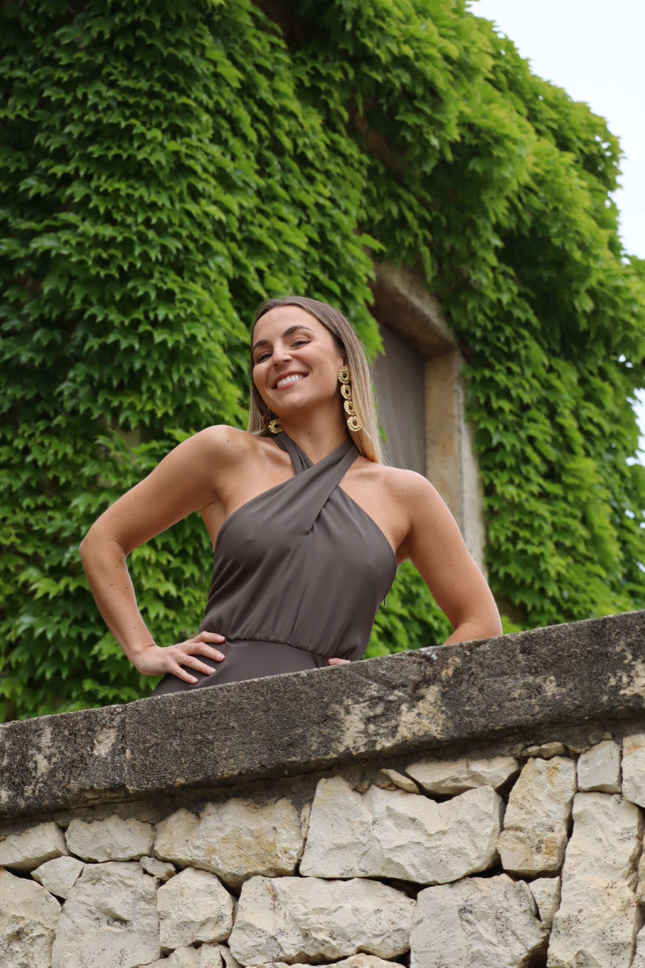 Vestido midi asimétrico con cuello halter