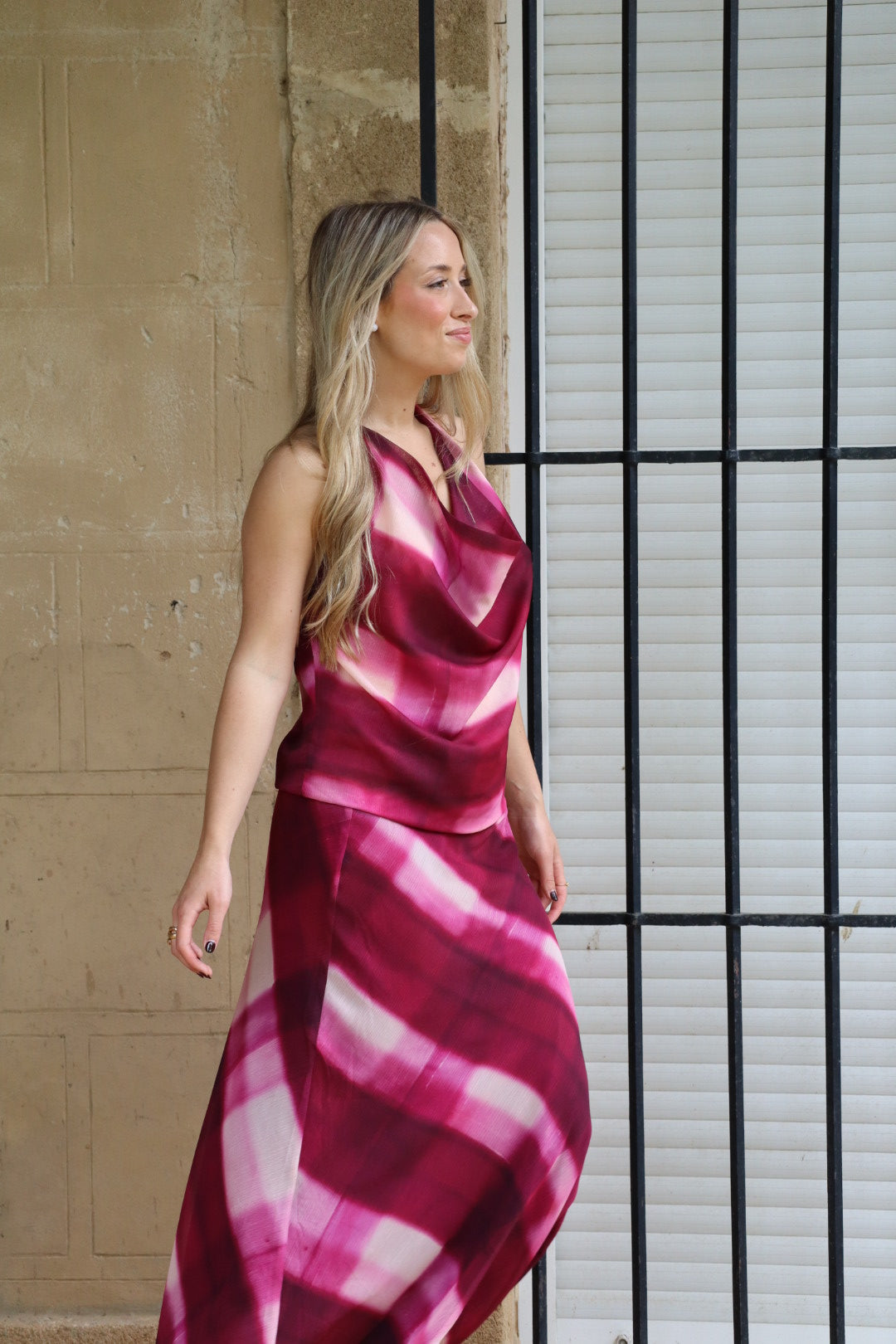 Conjunto midi de top halter y falda fluida