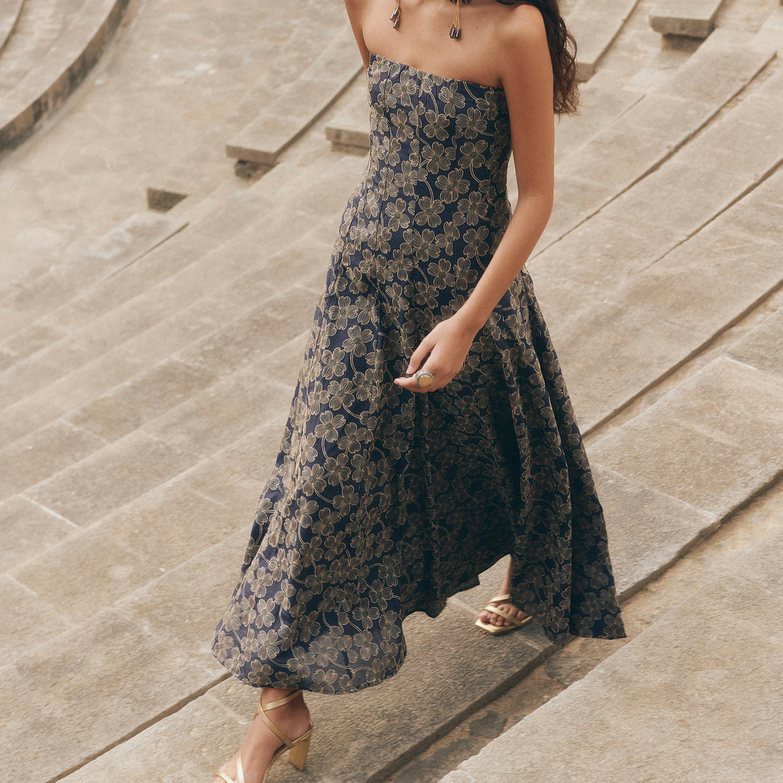 Vestido midi floral palabra de honor azul