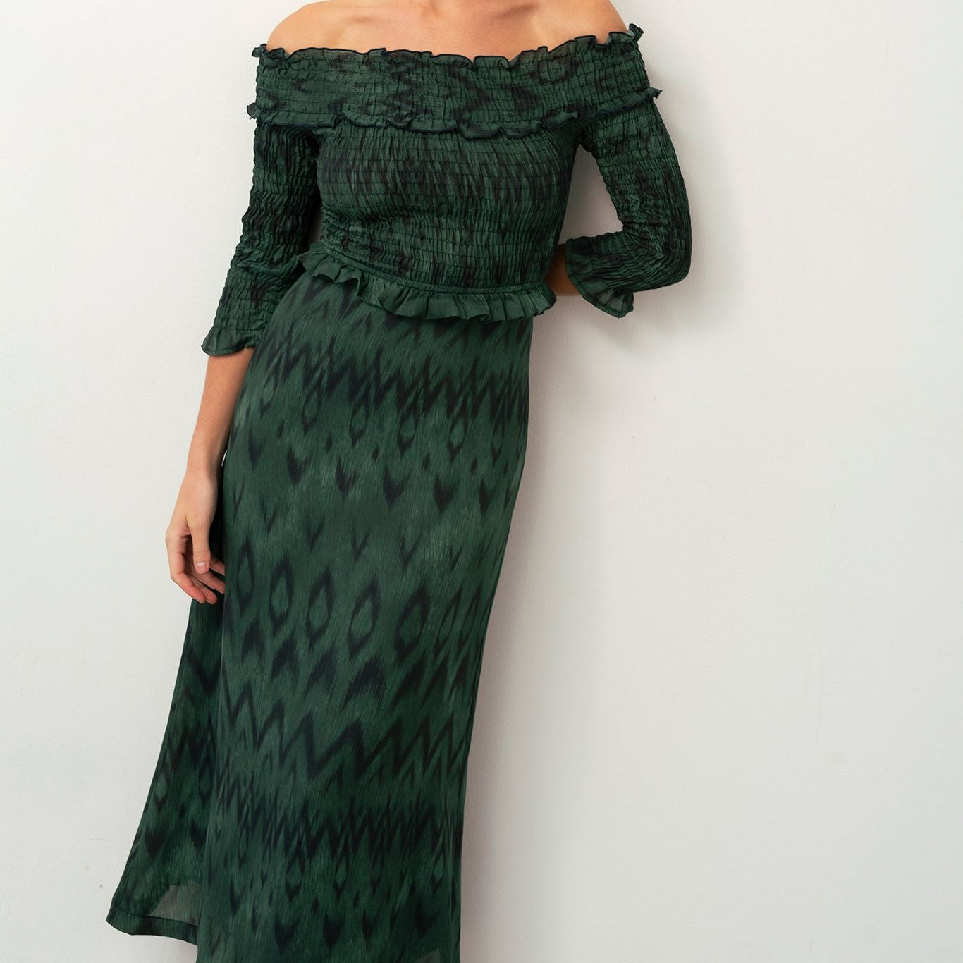 Vestido midi escote bardot con fruncido