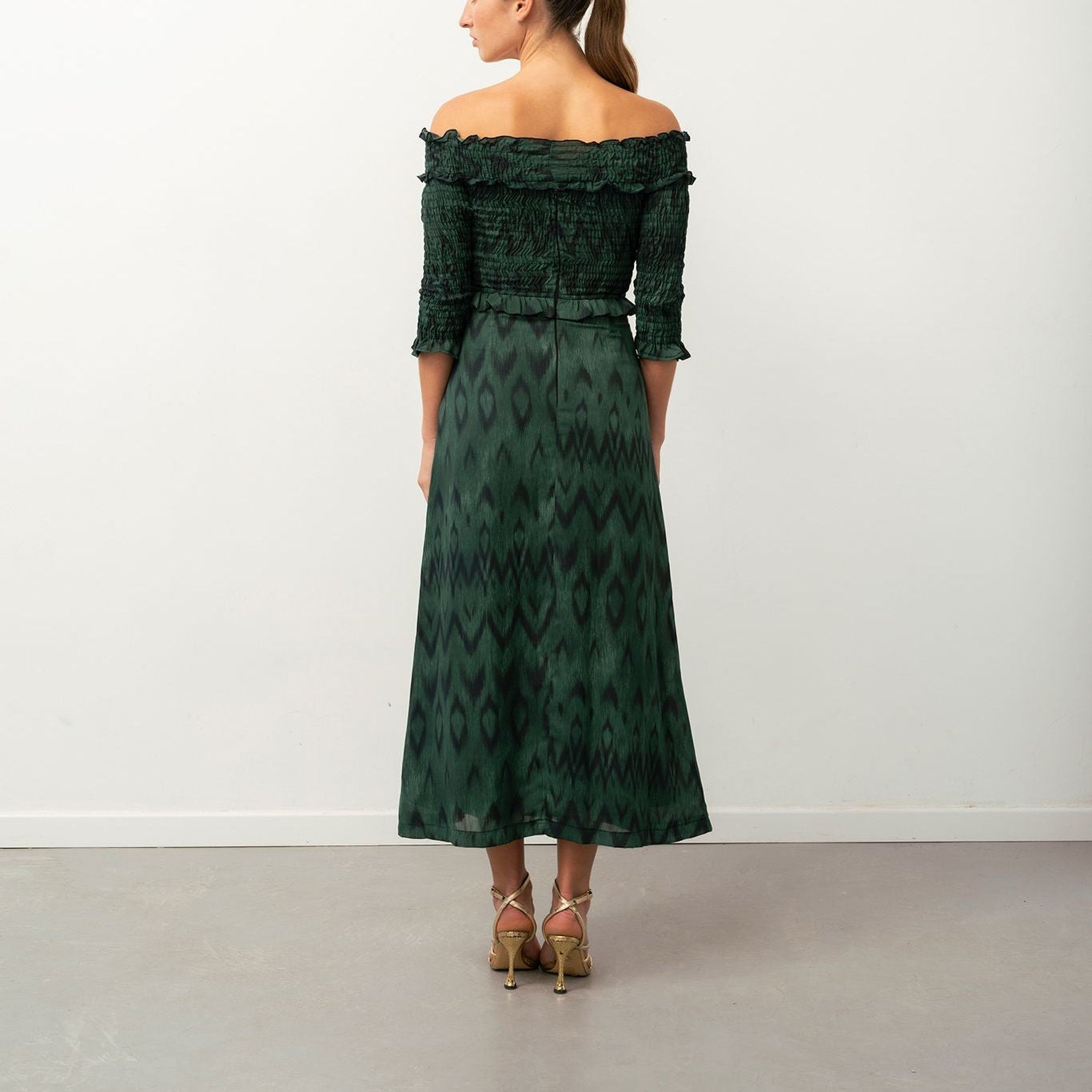 Vestido midi escote bardot con fruncido