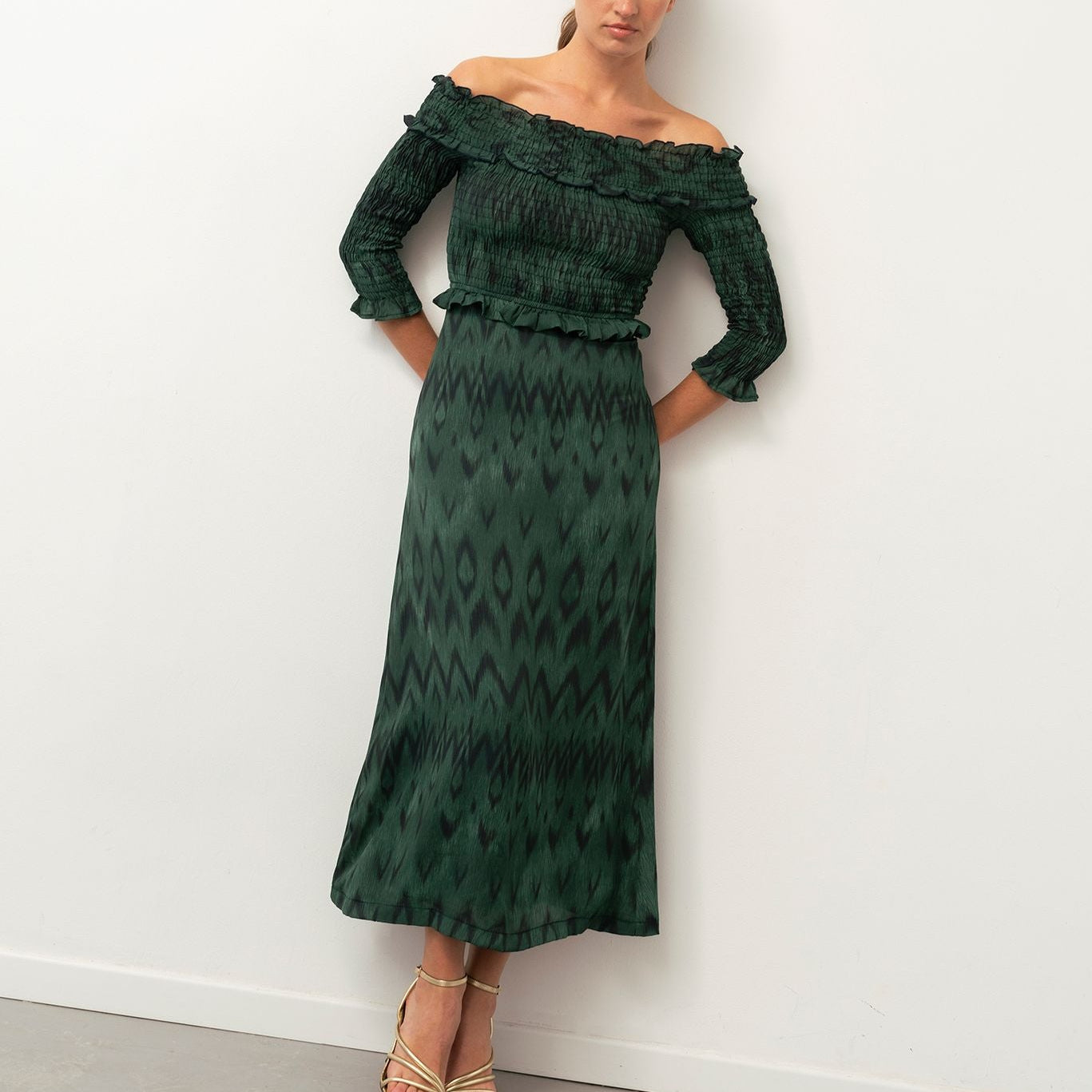 Vestido midi escote bardot con fruncido