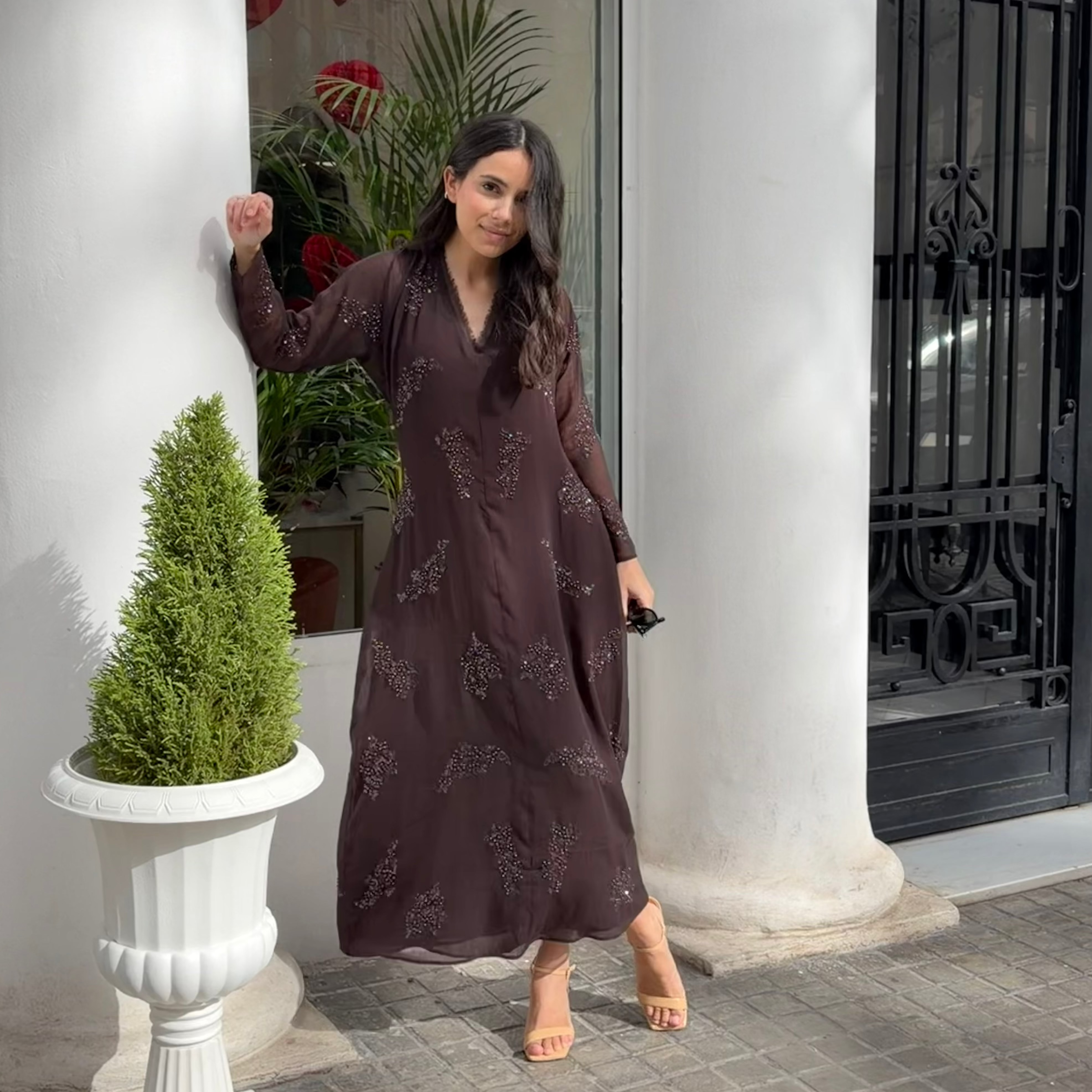 Vestido midi de gasa bordada con escote en pico