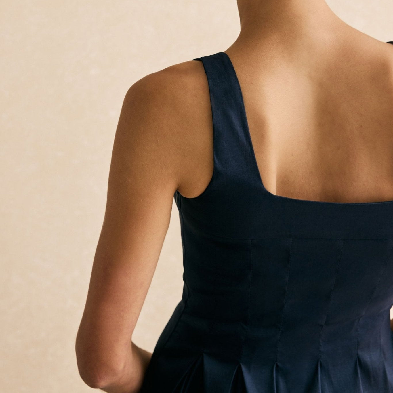 Top ceñido de escote cuadrado