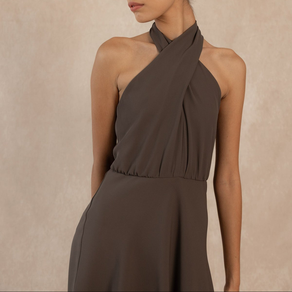 Vestido midi asimétrico con cuello halter