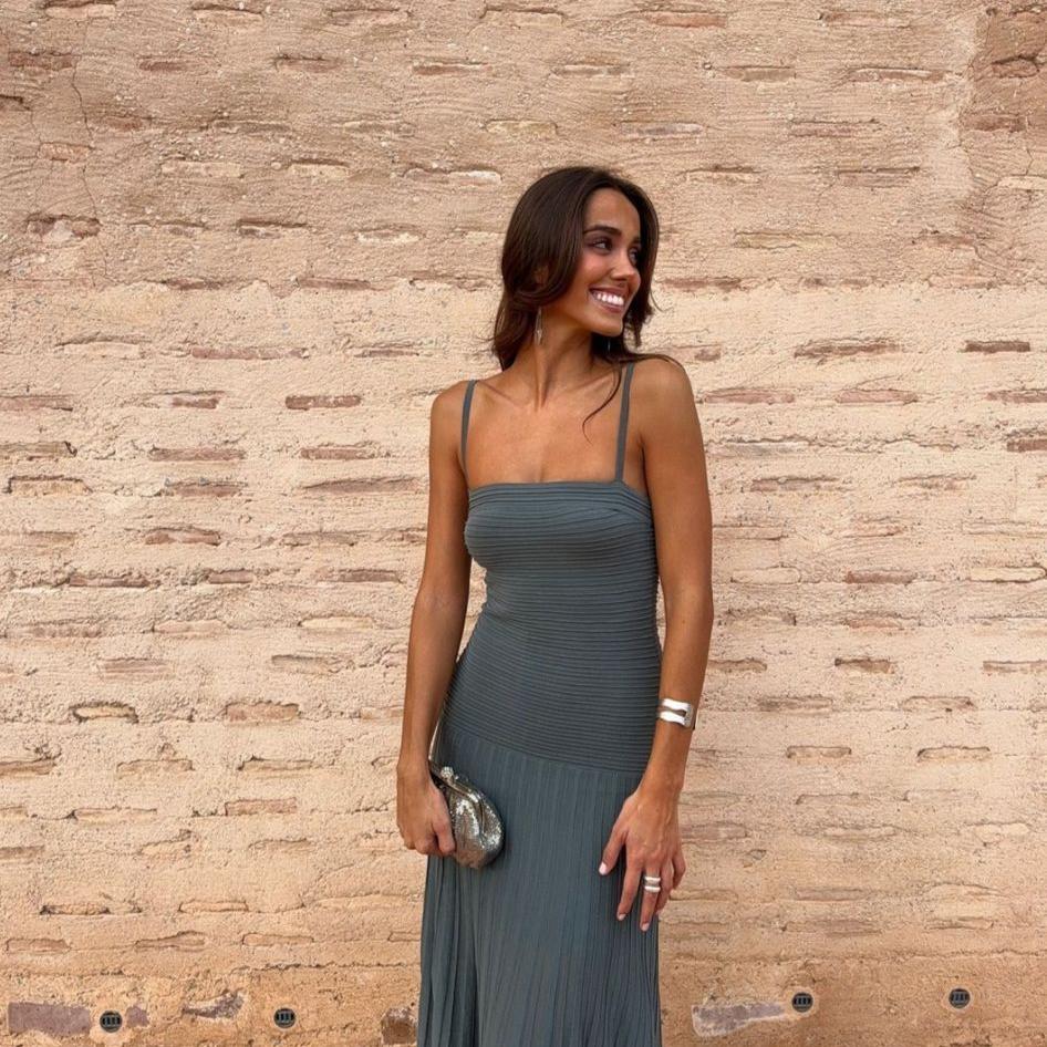 Vestido largo plisado de escote cuadrado